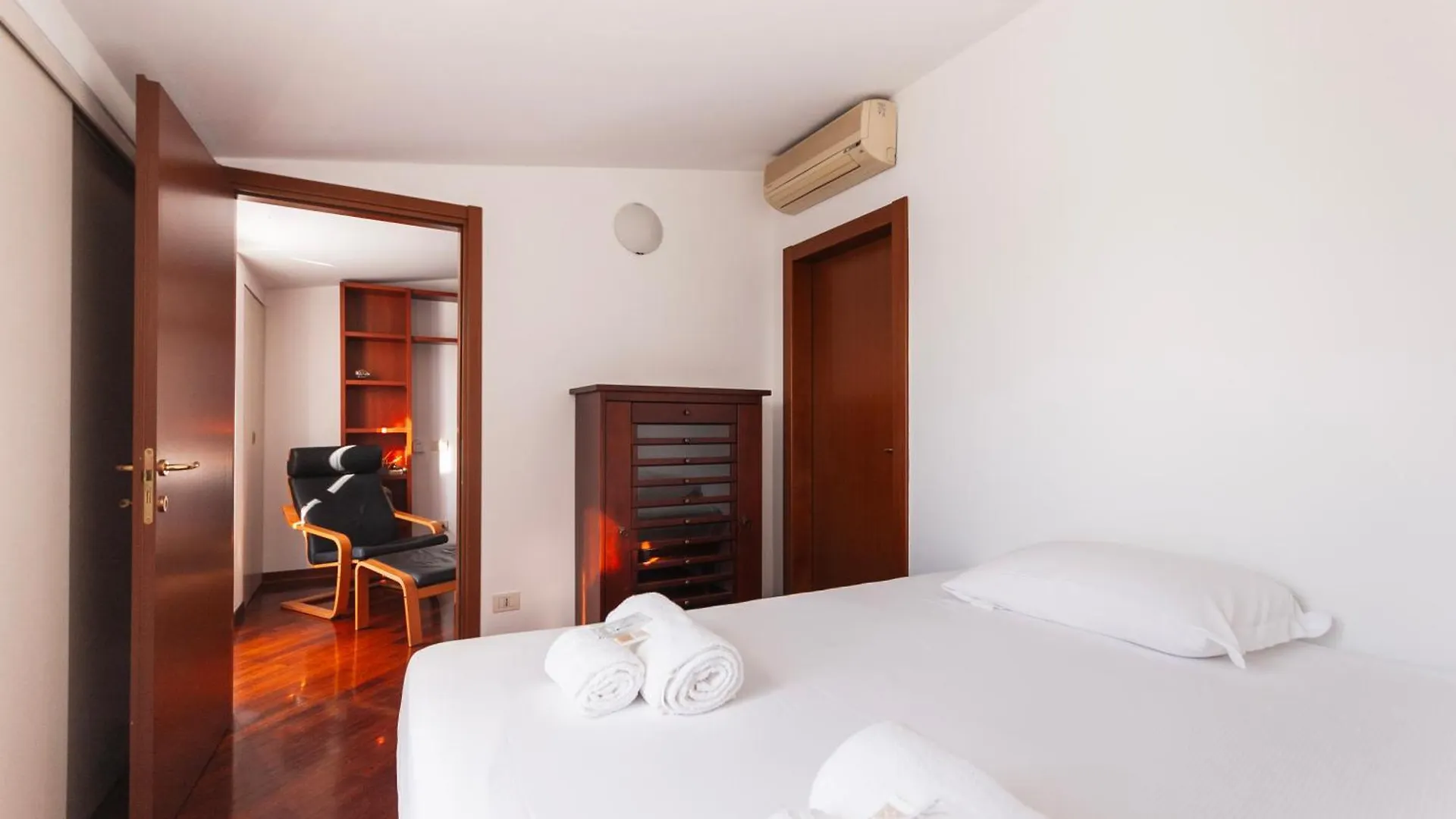 Youhosty - Loreto 1 Bedroom Apartment Milan